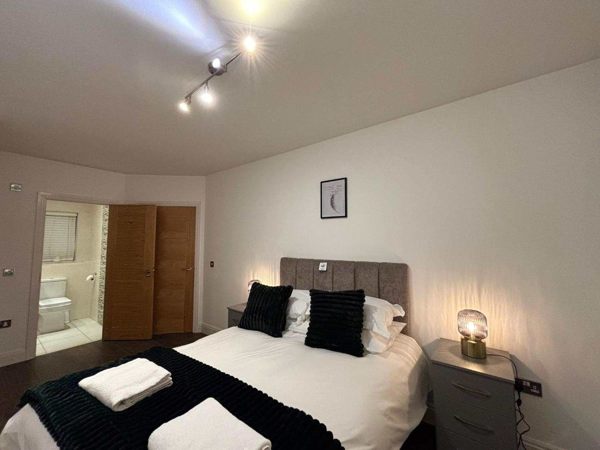 24-7 Secured City Centre Apartments With Free Underground Parking And Wifi Birmingam Exterior foto
